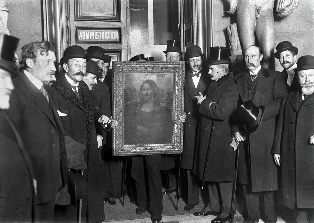 Crowds gathered around the Mona Lisa after its return to the Louvre in January 1914
