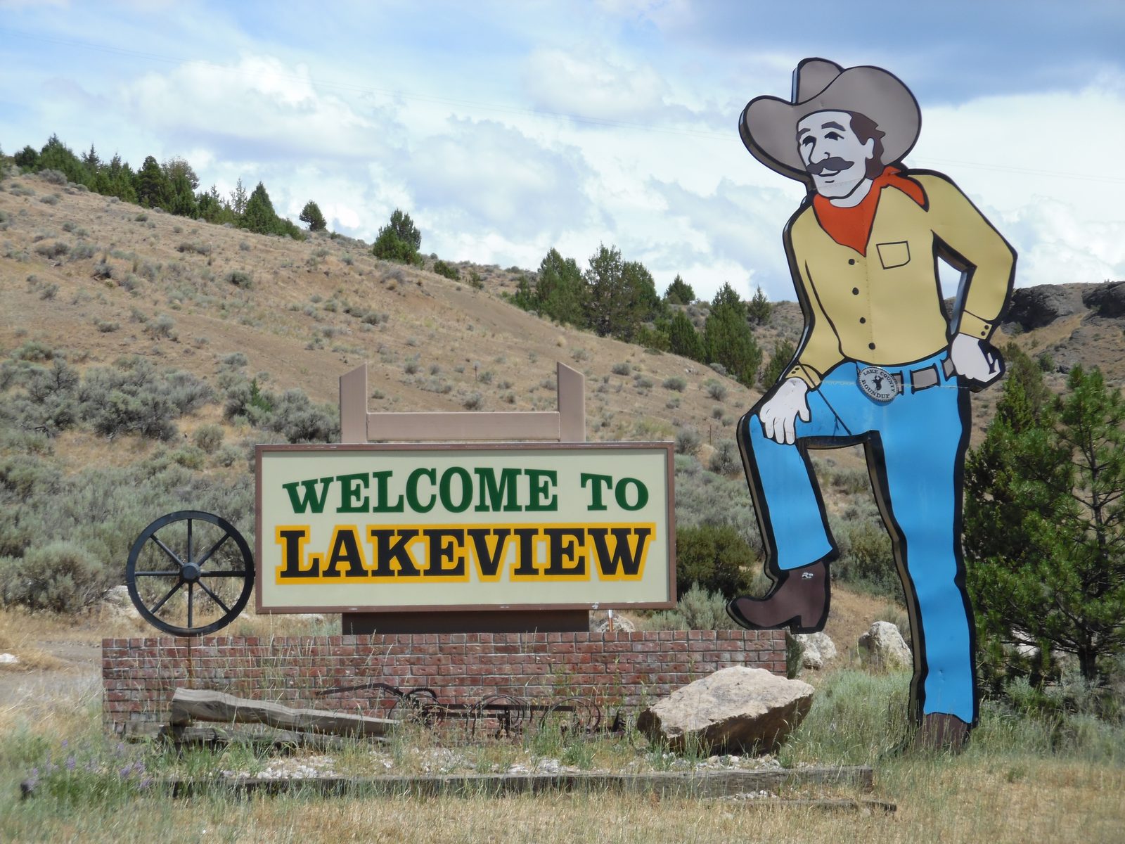 A welcome sign along U.S. Highway 395 at the north end of Lakeview, Oregon